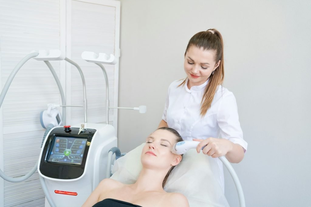 Facial treatment procedure for facial control on skin on an ultrasonic facial
